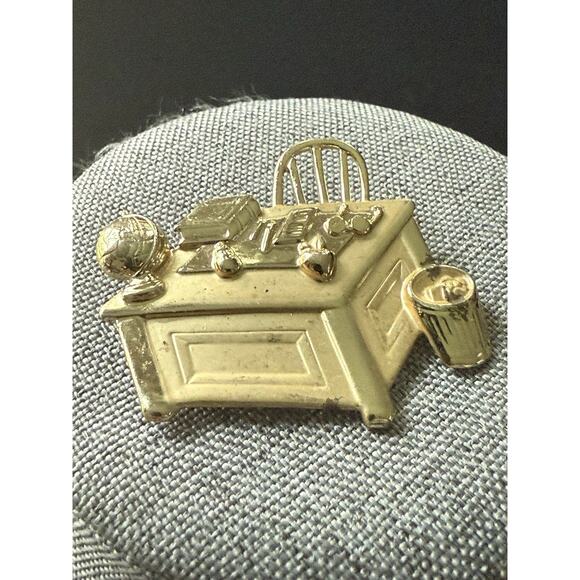 Vintage JJ Jonette Gold Tone Teacher Desk Brooch Pin Professor Book Apple - Picture 2 of 5